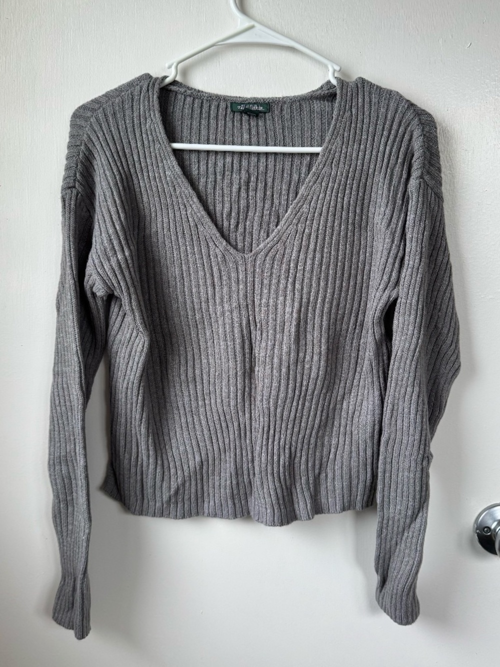 Target Wild Fable grey knit v-neck sweater size medium